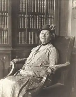 Alice Hargreaves v osmdesáti letech (1932). Fotograf: W. Kaulborn Brown