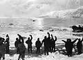 Ernest Shackleton odplouvá ze Sloního ostrova.