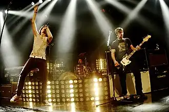 Kapela The All-American Rejects při vystoupení v Hampton Casino Ballroom roku 2007.