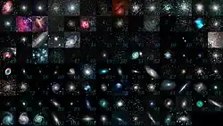 Fotografie 110 objektů Messierova katalogu, tedy hvězdokup, galaxií a mlhovin, seskládané do 8 řádků po 14 objektech.