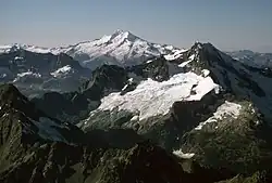 Bonanza Peak vpravo, v pozadí Glacier Peak
