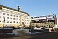 Střed města, vlevo radnice