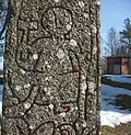 detail vyobrazení boha Thóra s kladivem Mjollni na runovém kameni blízko kostela ve švédské provincii Uppland