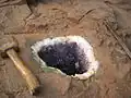 Ametystová geoda v mateční hornině