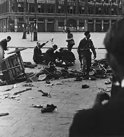 Německá armáda začala střílet do davu na náměstí Dam; více než dvacet lidí bylo zabito. 7. května 1945