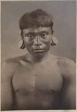 Muž z indiánského kmene „Orejón“, vyfotografovaný poblíž řeky Napo, 1888