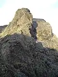 Nižší skalní věž An Stac (954 m n. m.) pod vrcholem Sgùrr Dearg