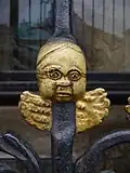 Detail mříže s andělíčkem