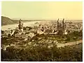 Město v roku 1900, na obrázku lze vidět věž Der Runde Turm a kostel Mariendom. V popředí železnice a v pozadí Rýn.