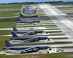 Strategické bombardéry Boeing B-52 Stratofortress z Barksdale AFB na návštěvě základny Andersen