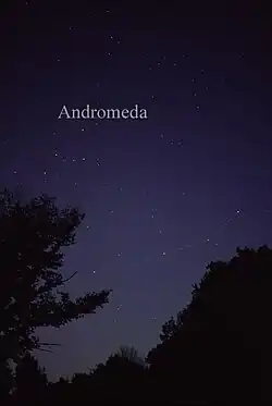 Souhvězdí Andromedy viditelné pouhým okem, linie byly přidány pro zvýraznění souhvězdí