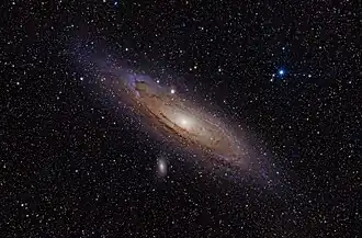 Galaxie v Andromedě spolu se svými dvěma satelity