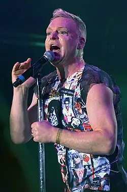 Andy Bell z Erasure vystupuje v Delamere Forest, Anglie, 1. července 2011