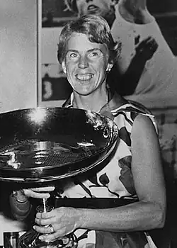 Ann Haydonová-Jonesová s cenou pro Sportovkyni roku 1969 Asociace britského tisku