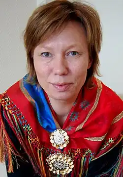 Žena v červeném oblečení s ozdobou na krku