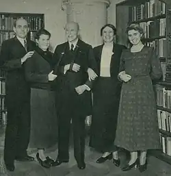 Pan president v kruhu rodinném: zleva vyslanec Jan Masaryk, Anna Masaryková, pan president, dr. Alice Masaryková a Olga Ravilliodová-Masaryková