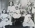 Děti manželů Marie a Oldřicha Svobodových, českých herců, na fotografii z roku 1908. Zcela vpravo je dcera Anna, později provdaná Letenská.