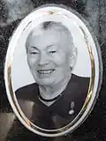 Její medailonek na náhrobku
