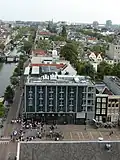 Moderní dostavba s hlavním vchodem pochází z roku 1997 a je dílem architektonické kanceláře Benthem Crouwel.