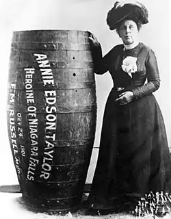Annie Edson Taylor pózující vedle svého sudu (1901)