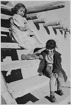 Dvě mladé dívky Tewa sedí na schodech, San Ildefonso Pueblo, Nové Mexiko, 1942