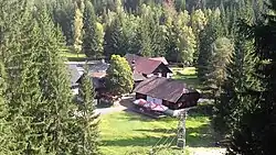 Pohled na dvorec Antýgl z cesty na západní straně (od Vchynicko-tetovského kanálu)