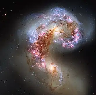 Interagující galaxie NGC 4038 a NGC 4039 na snímku z Hubbleova vesmírného dalekohledu. Autor: HST/NASA.