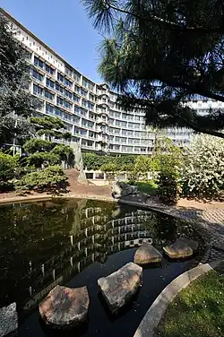 Pohled na budovu s japonskou zahradou v popředí