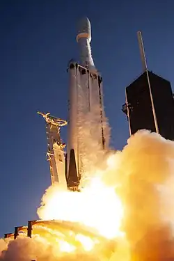 Raketa Falcon Heavy vynáší telekomunikační satelit ArabSat 6A. První stupeň B1053 byl použit jako jeden z bočních stupňů.