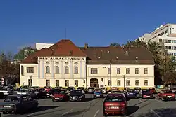 Restaurace Arbes, vpravo nemocnice