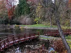 Lávky přes jezírko v arboretu