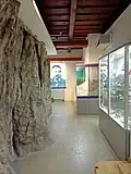 Archeologická část expozice s modelem jeskyně