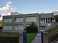 Střední škola cestovního ruchu Arcus, vstup z ulice Rochovské.