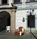 Dílo „Křeslo“ u radnice v Českých Budějovicích v rámci výstavy Umění ve městě 2015
