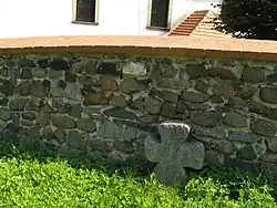 Arnultovice,_smírčí_kříž_u_hřbitovní_zdi.jpg
