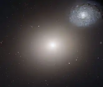 M60 na snímku z Hubbleova vesmírného dalekohledu