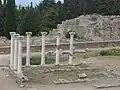 Vztyčené sloupy Apollónova chrámu na 2. terase