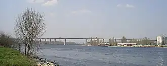 Začátek průplavu ve Varenském zálivu s Asparuchovým mostem (uprostřed) a Ostrovem (vpravo)