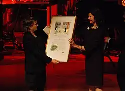 Slavnostní předání za rok 2010: švédská královna Silvie předává cenu belgické spisovatelce a ilustrátorce Kitty Crowtherové