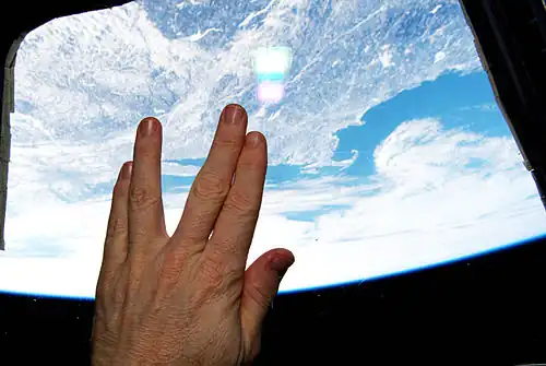 Astronaut NASA Terry Virts provádí vulkánský pozdrav na palubě Mezinárodní vesmírné stanice 27. února 2015, krátce poté, co se dozvěděl o Nimoyově smrti. Nimoyovo rodné město Boston je vidět přímo pod ním.