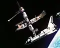 První mise –⁠⁠⁠⁠⁠⁠ americký raketoplán Atlantis na misi STS-71 připojený ke stanici Mir (1995)