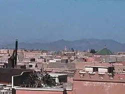 Marrákeš v Maroku, v pozadí pohoří Atlas v Maghrebu