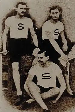 Čeští atleti na LOH 1900 v Paříži (zleva Janda, Nedvěd (sedící), Pukl)