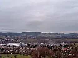 Pohled z Götzingerhöhe (uprostřed, mírně vlevo)