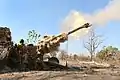 Australští vojáci pálí z 155mm houfnice M777, srpen 2016