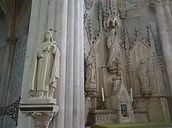 Oltář a socha sv. Terezie z Lisieux