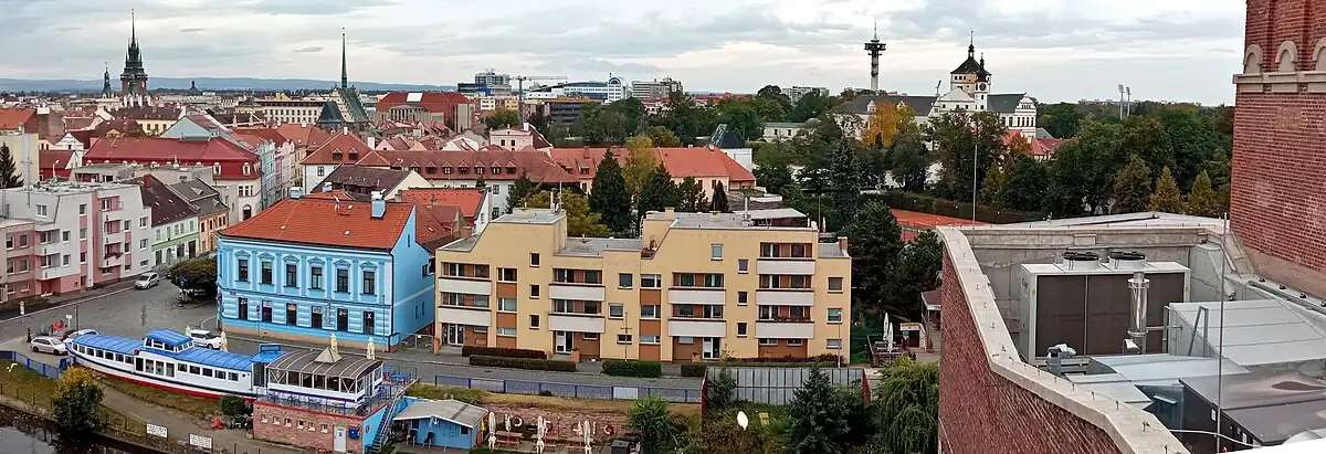 Výhled ze střechy sila Automatických mlýnů, vlevo vzadu Zelená brána, kostel sv. Bartoloměje, vpravo budova Zámku a telekomunikační věž