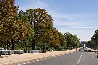 Avenue Foch, v pozadí Vítězný oblouk
