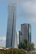 Pohled na mrakodrap na konci výstavby, březen 2017 (vpravo je mrakodrap Kirya Tower)