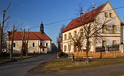 Kostel svatého Bartoloměje a obecní úřad